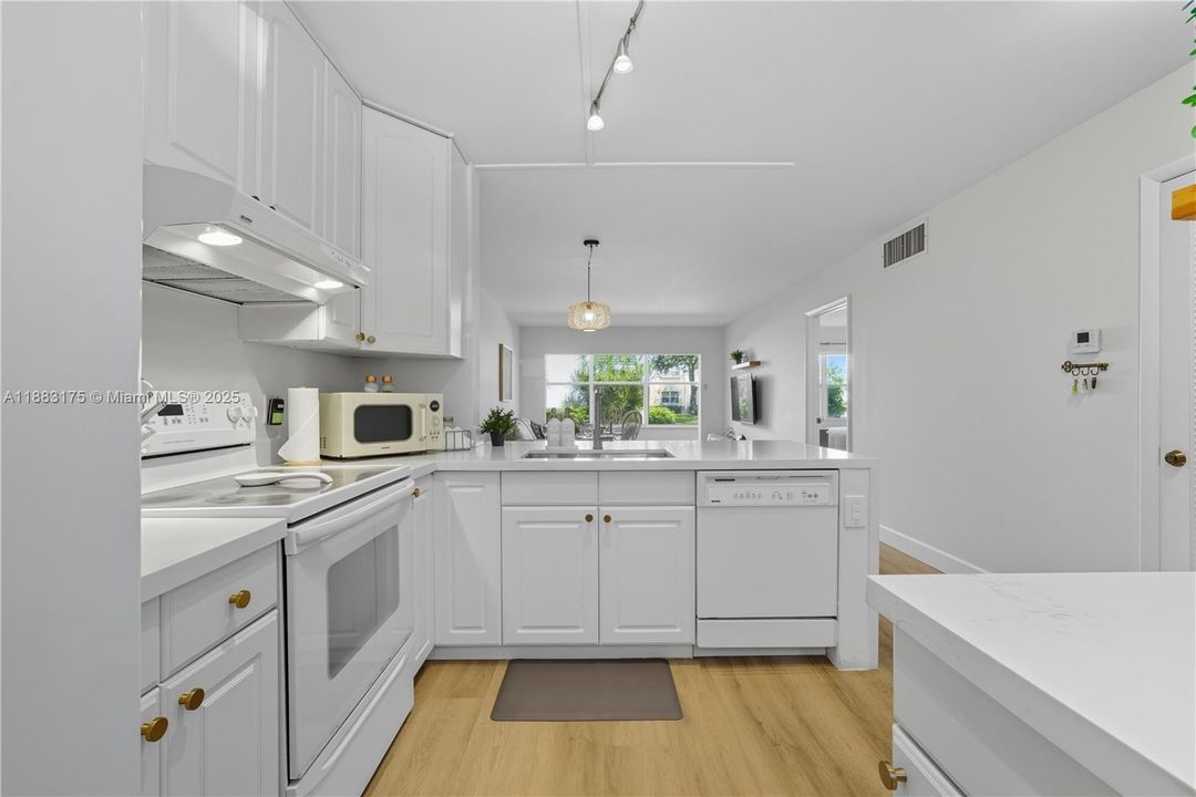 For Sale: $349,900 (1 beds, 1 baths, 850 Square Feet)