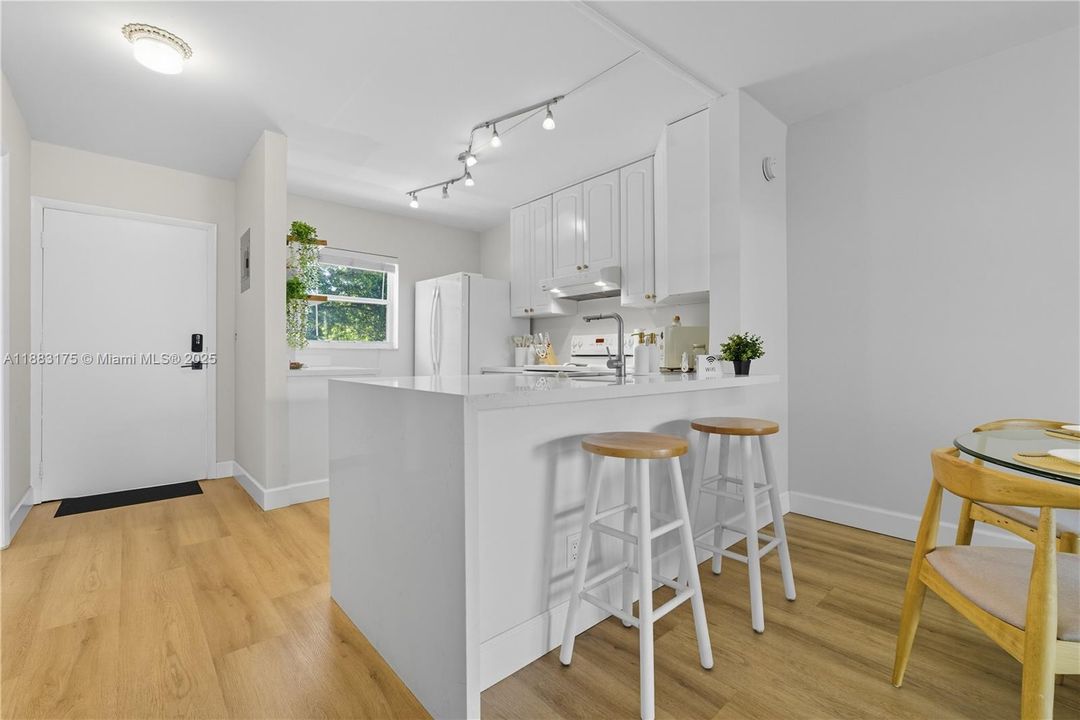 For Sale: $349,900 (1 beds, 1 baths, 850 Square Feet)