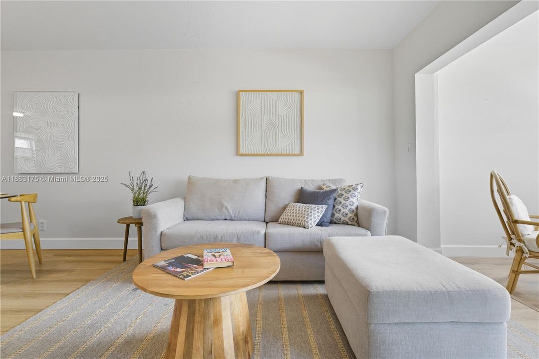 For Sale: $349,900 (1 beds, 1 baths, 850 Square Feet)