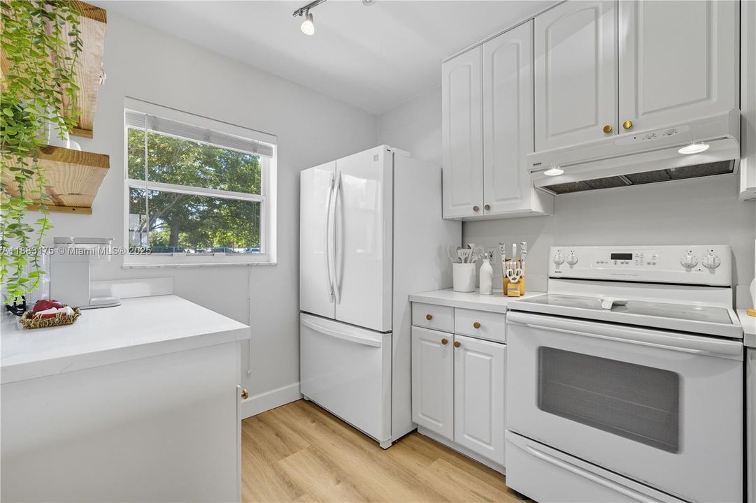 For Sale: $349,900 (1 beds, 1 baths, 850 Square Feet)