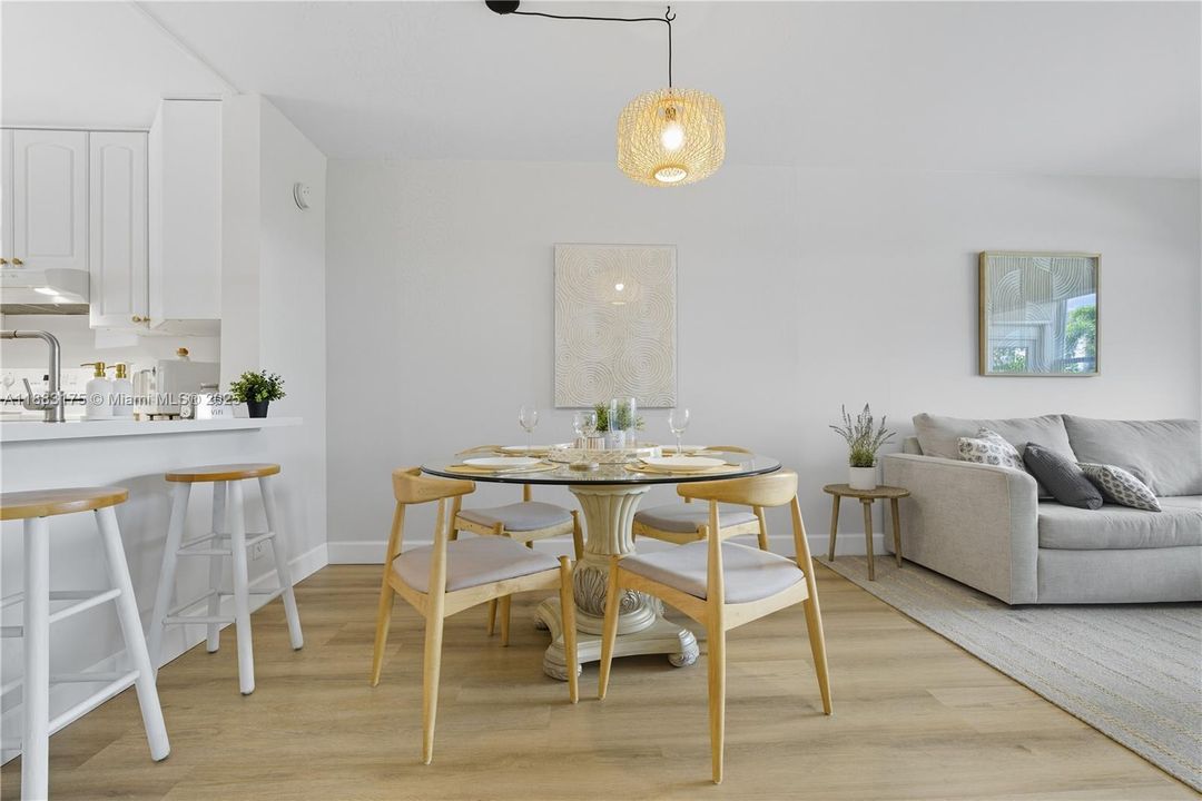 For Sale: $349,900 (1 beds, 1 baths, 850 Square Feet)