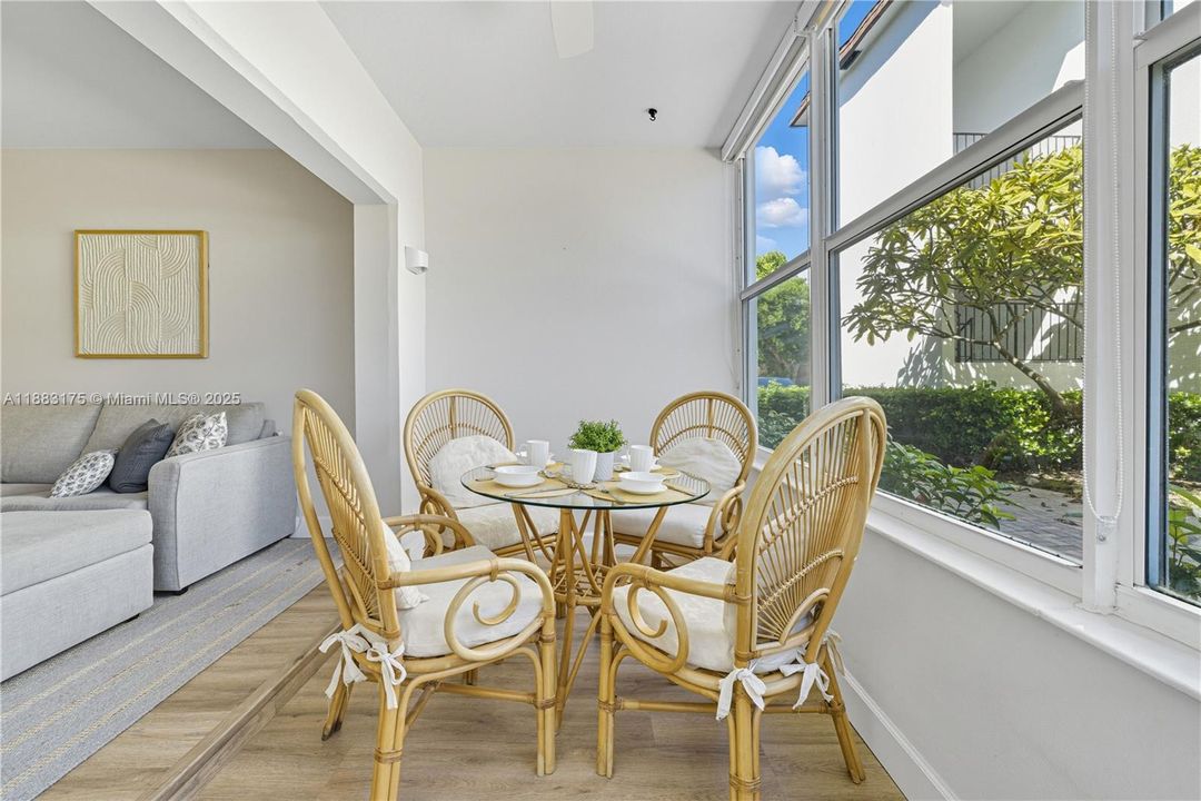 For Sale: $349,900 (1 beds, 1 baths, 850 Square Feet)