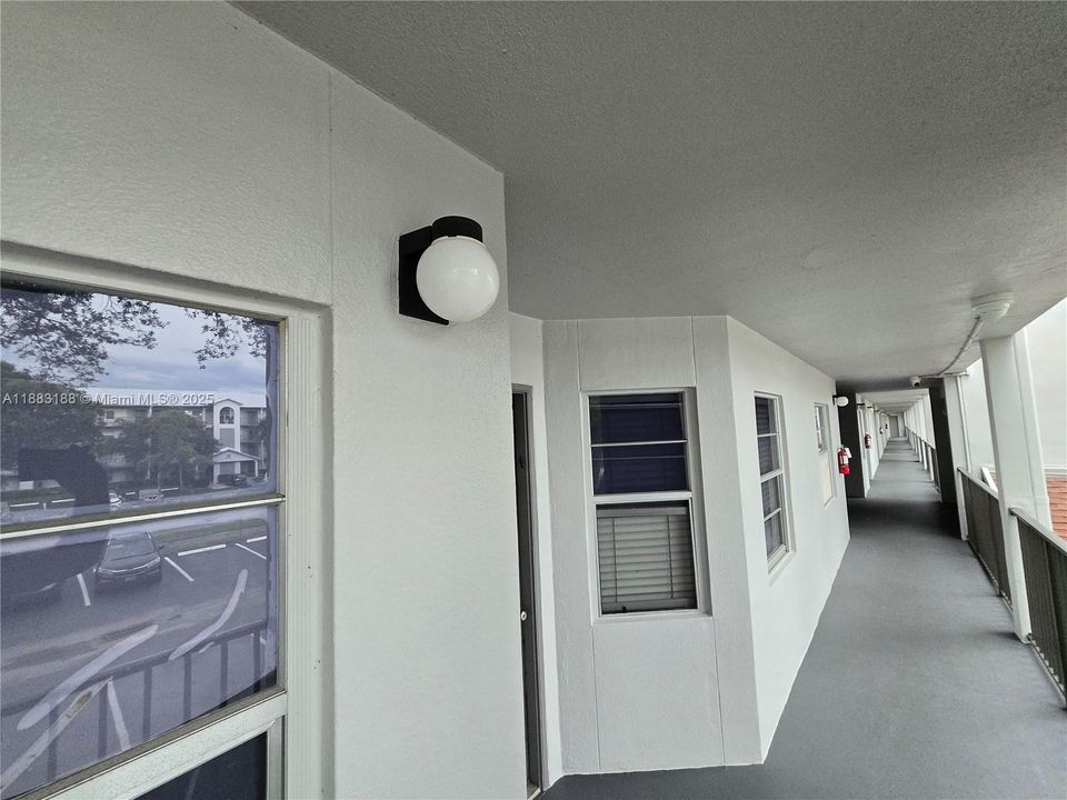 Под контрактом: $110,000 (2 спален, 2 ванн, 1100 Квадратных фут)