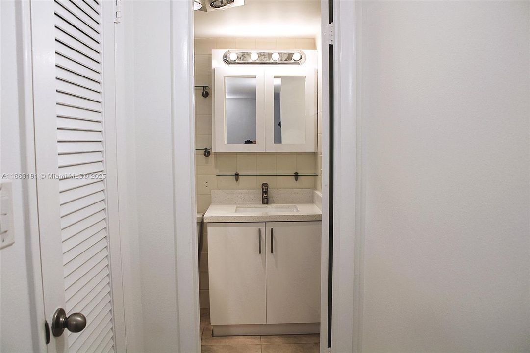 合同活跃: $1,900 (1 贝兹, 1 浴室, 768 平方英尺)