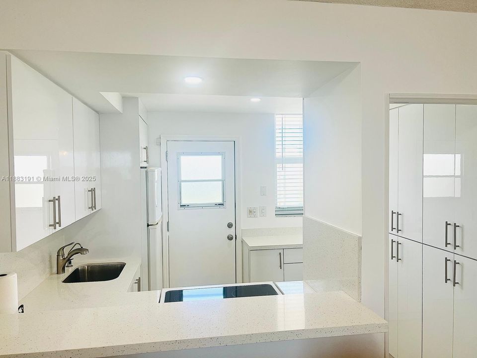 合同活跃: $1,900 (1 贝兹, 1 浴室, 768 平方英尺)