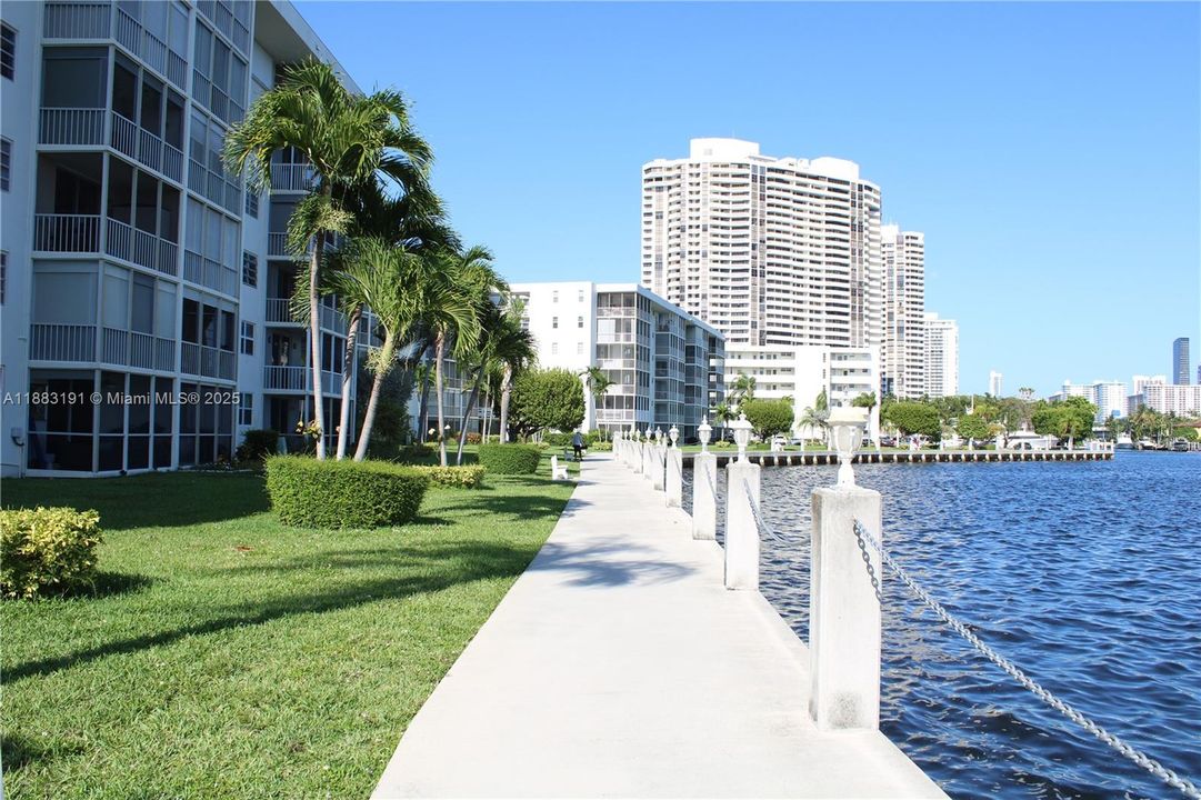 合同活跃: $1,900 (1 贝兹, 1 浴室, 768 平方英尺)