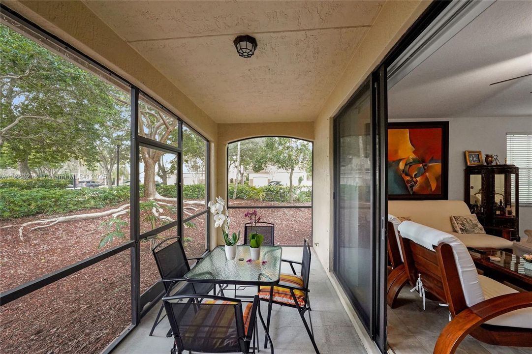 Screened patio, pool walking distance