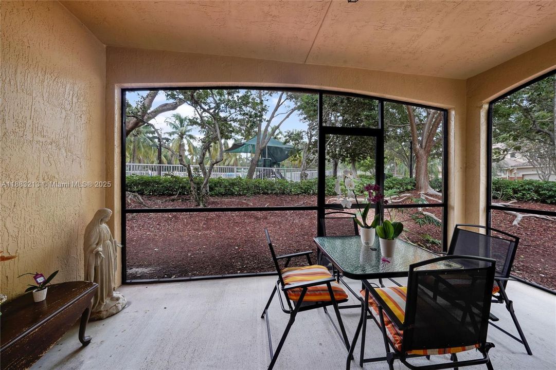 Screened patio, pool walking distance