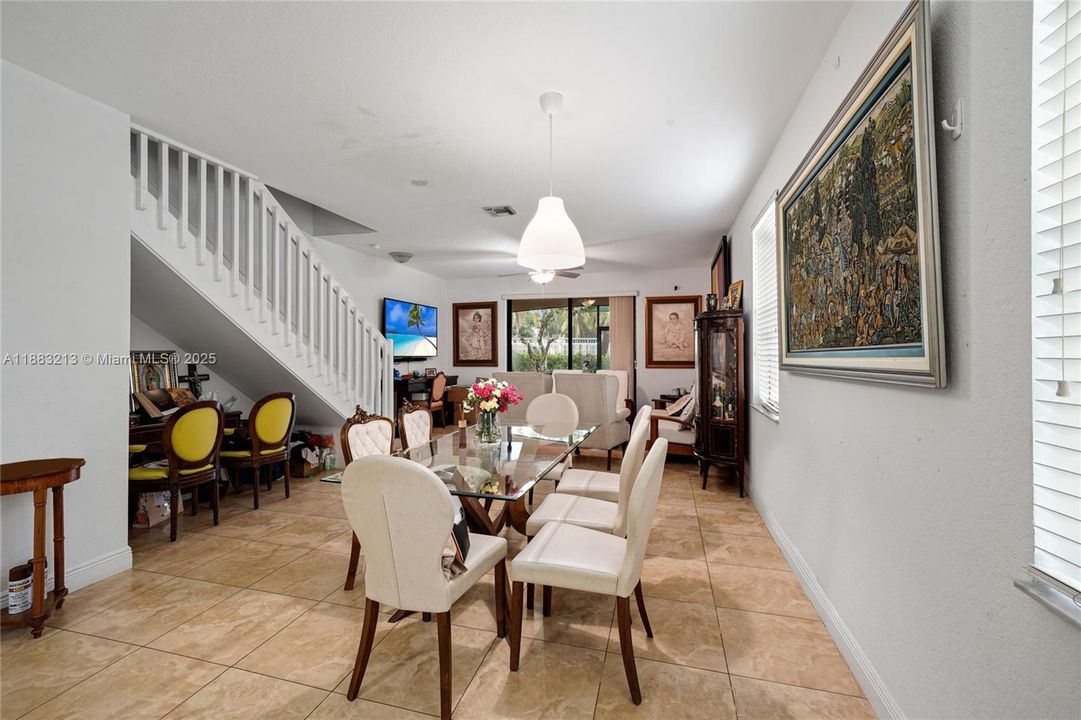 合同活跃: $3,500 (4 贝兹, 2 浴室, 1790 平方英尺)