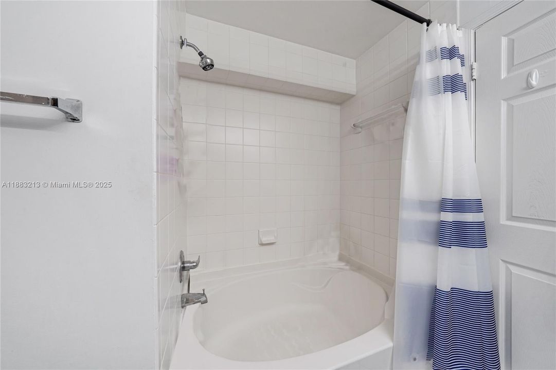 合同活跃: $3,500 (4 贝兹, 2 浴室, 1790 平方英尺)