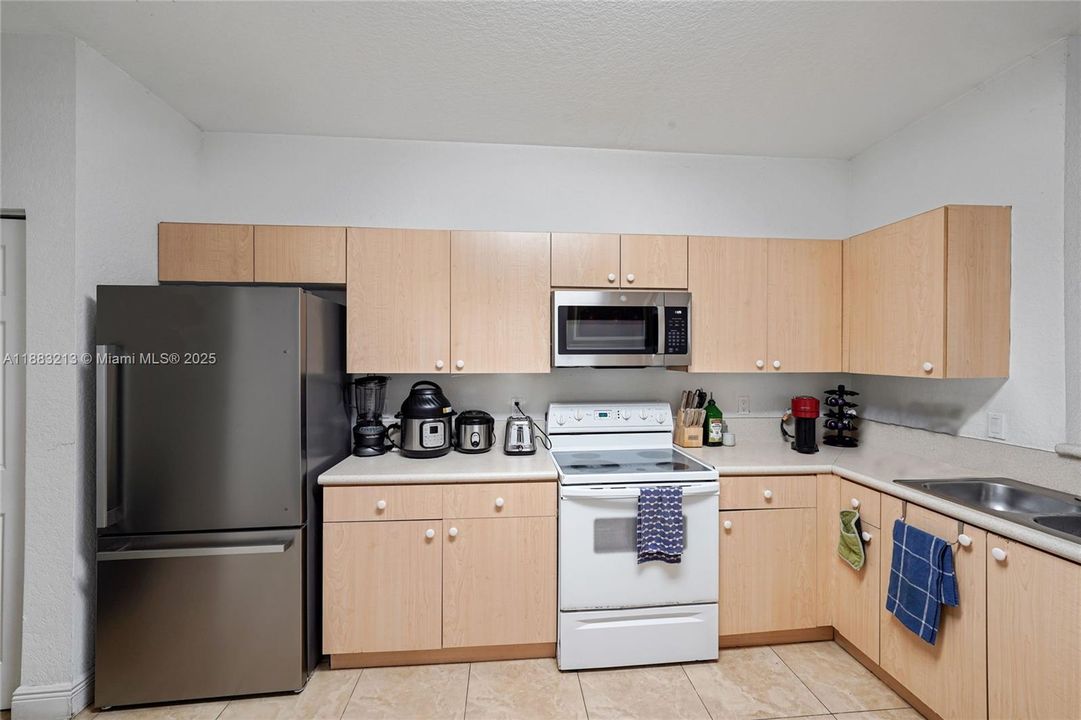 合同活跃: $3,500 (4 贝兹, 2 浴室, 1790 平方英尺)