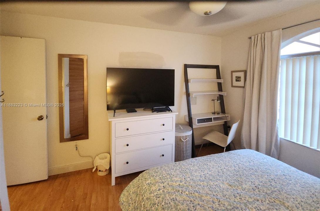 В аренду: $950 (1 спален, 1 ванн, 1612 Квадратных фут)