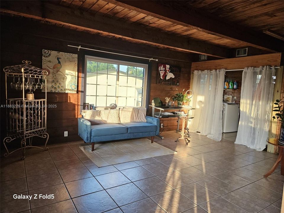 待售: $285,000 (2 贝兹, 1 浴室, 1664 平方英尺)