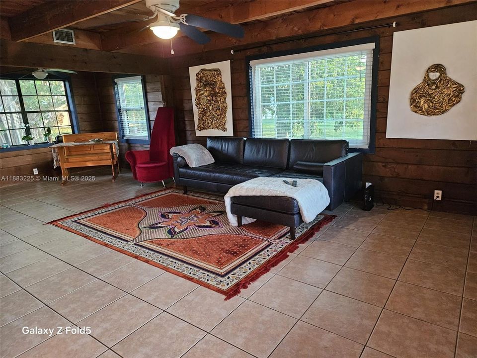 待售: $285,000 (2 贝兹, 1 浴室, 1664 平方英尺)