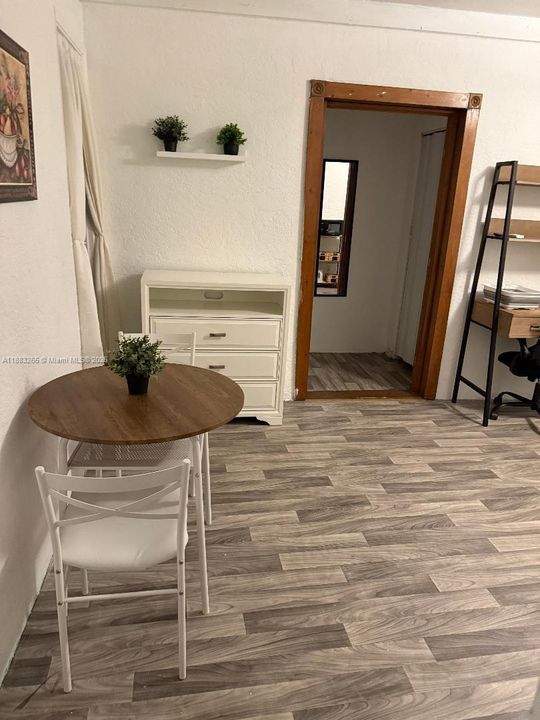 Под контрактом: $1,400 (0 спален, 1 ванн, 4134 Квадратных фут)