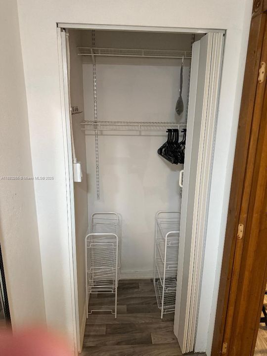 Под контрактом: $1,400 (0 спален, 1 ванн, 4134 Квадратных фут)