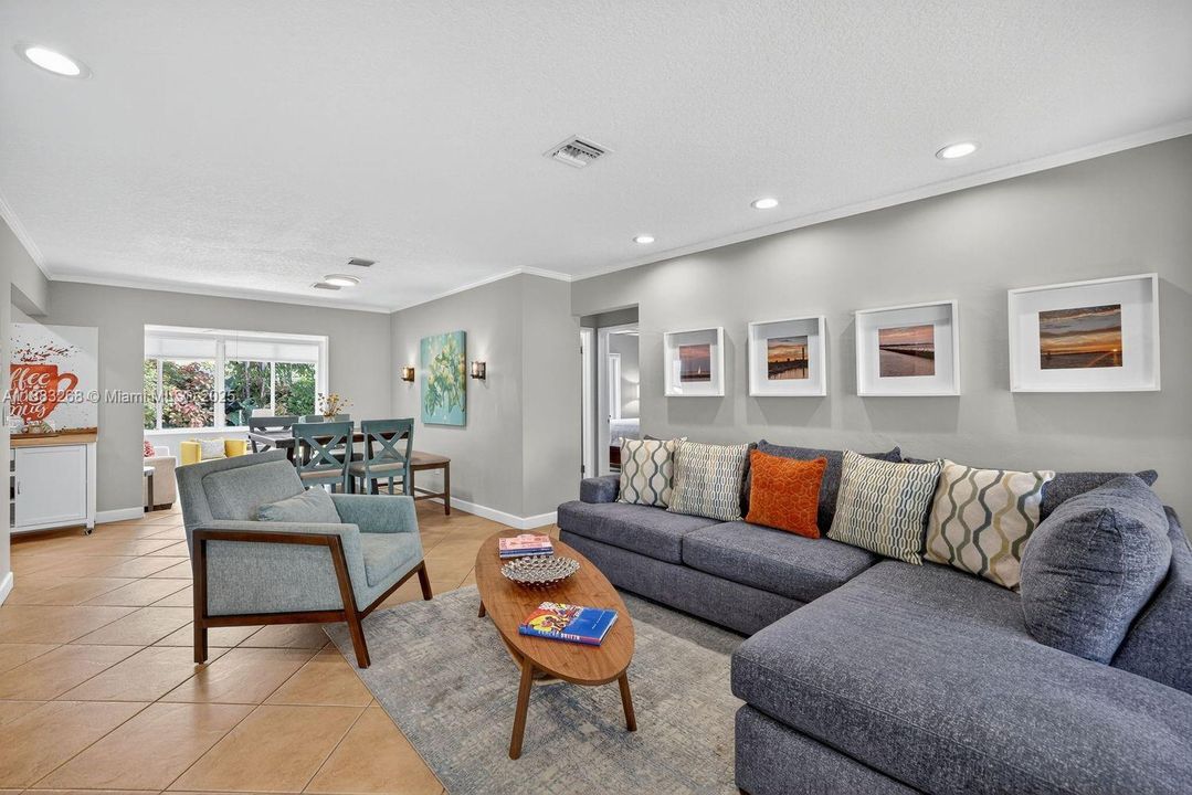 Active With Contract: $599,000 (2 beds, 2 baths, 1166 Square Feet)