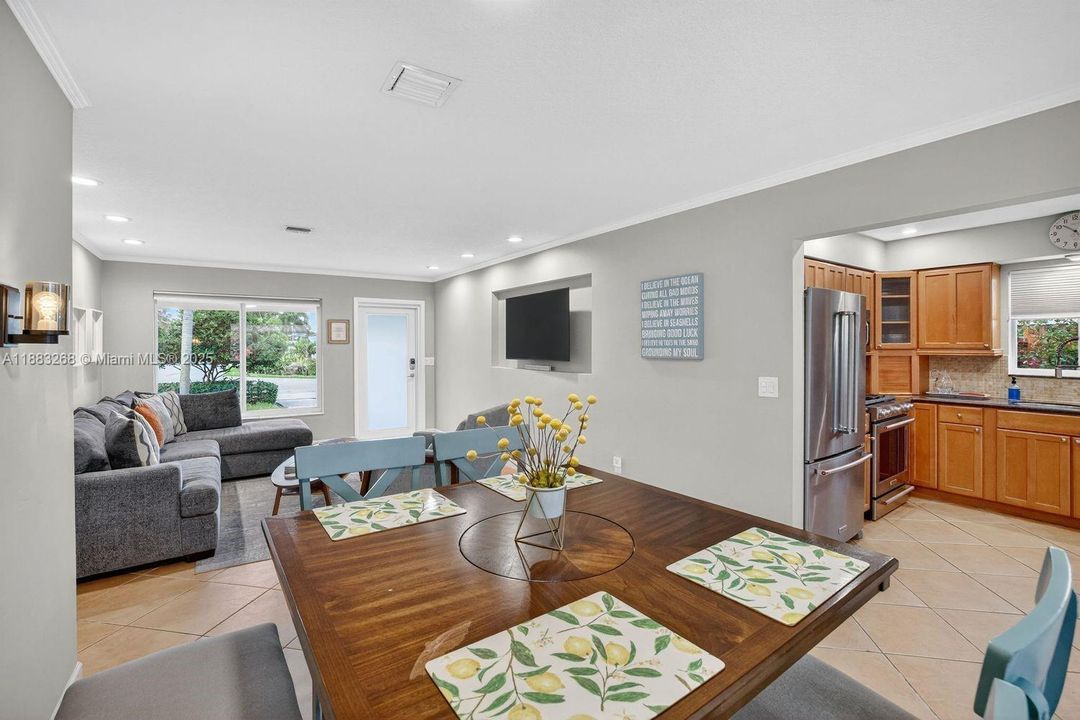 Active With Contract: $599,000 (2 beds, 2 baths, 1166 Square Feet)