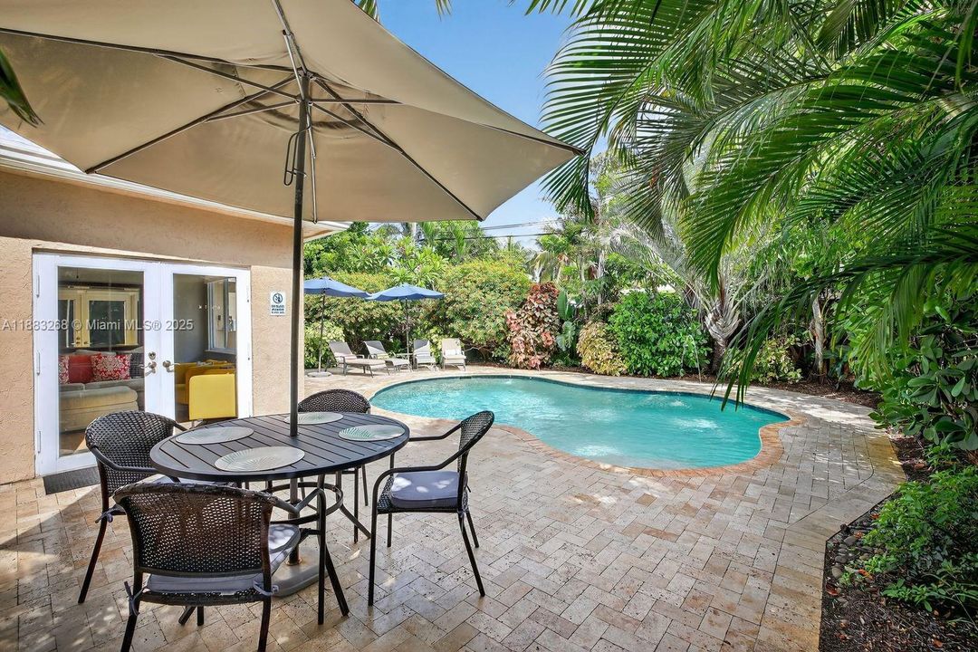 Active With Contract: $599,000 (2 beds, 2 baths, 1166 Square Feet)