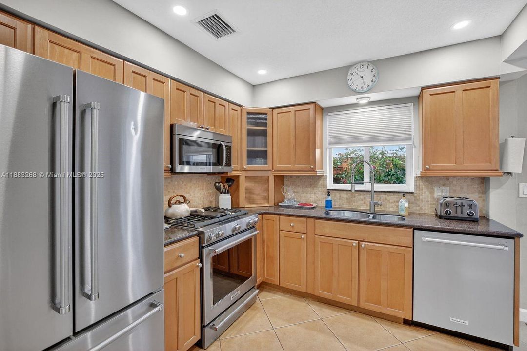 Active With Contract: $599,000 (2 beds, 2 baths, 1166 Square Feet)