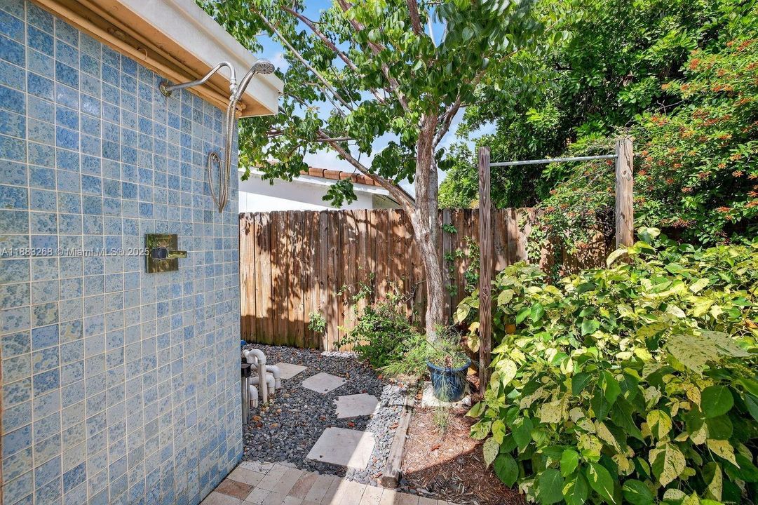 Active With Contract: $599,000 (2 beds, 2 baths, 1166 Square Feet)