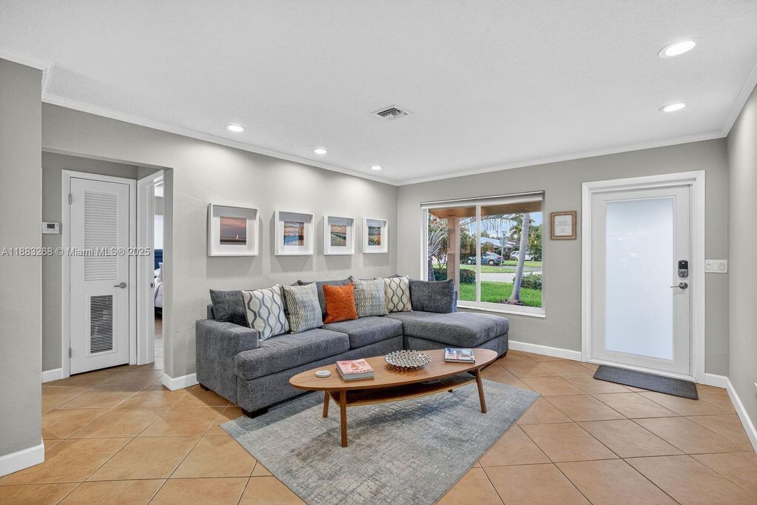 Active With Contract: $599,000 (2 beds, 2 baths, 1166 Square Feet)