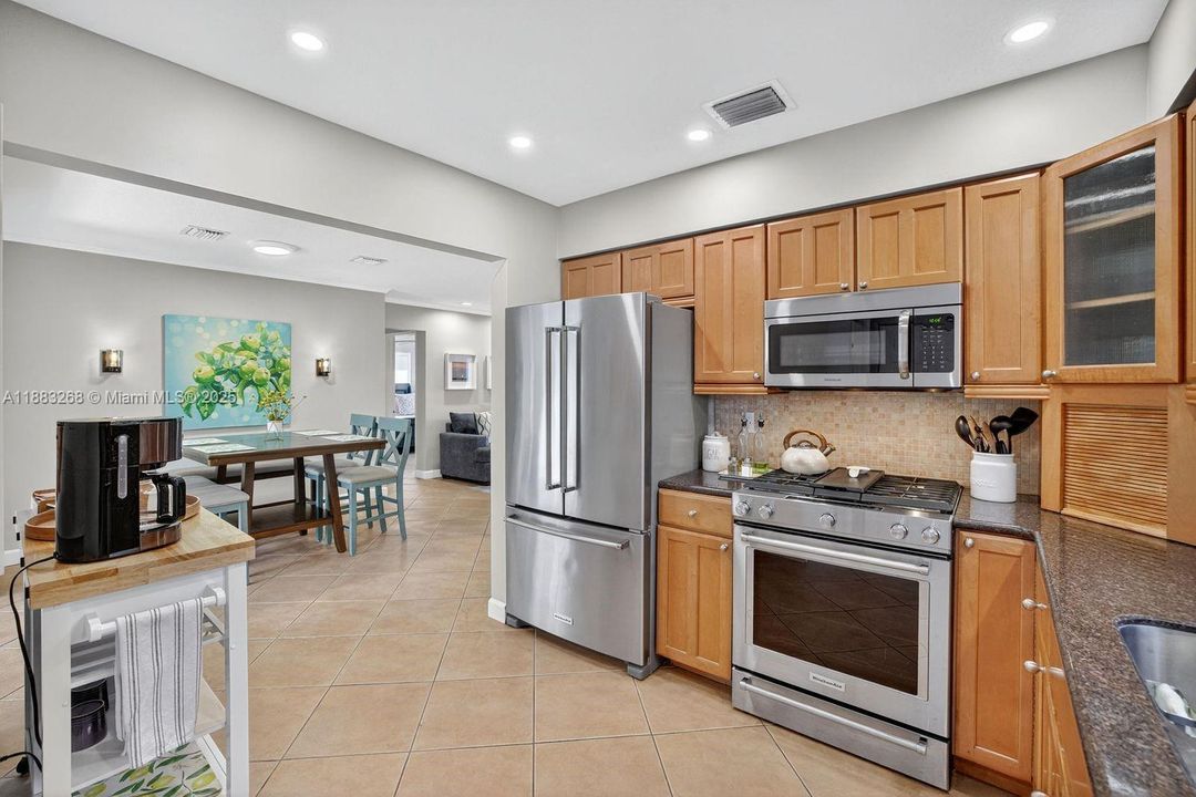 Active With Contract: $599,000 (2 beds, 2 baths, 1166 Square Feet)