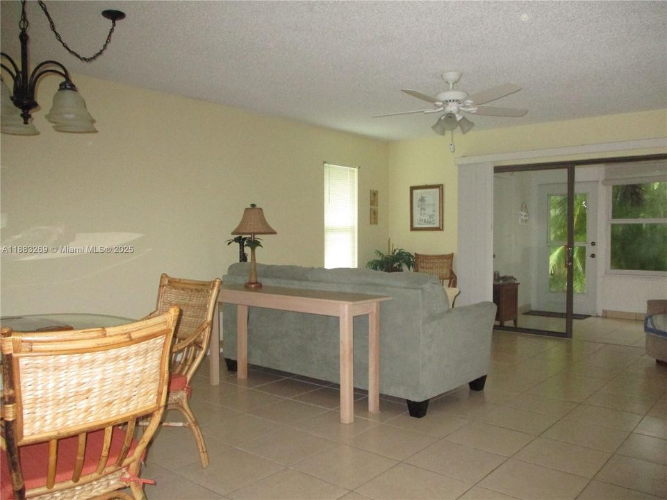 For Sale: $206,000 (2 beds, 2 baths, 1084 Square Feet)