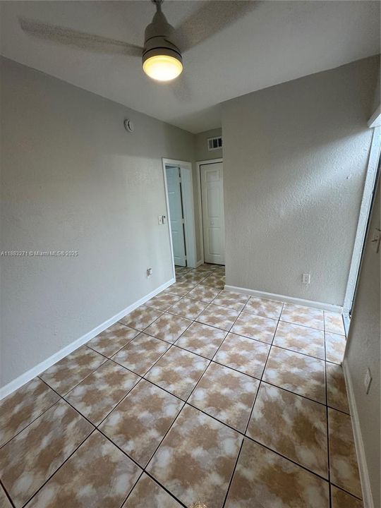 合同活跃: $1,250 (1 贝兹, 1 浴室, 2798 平方英尺)