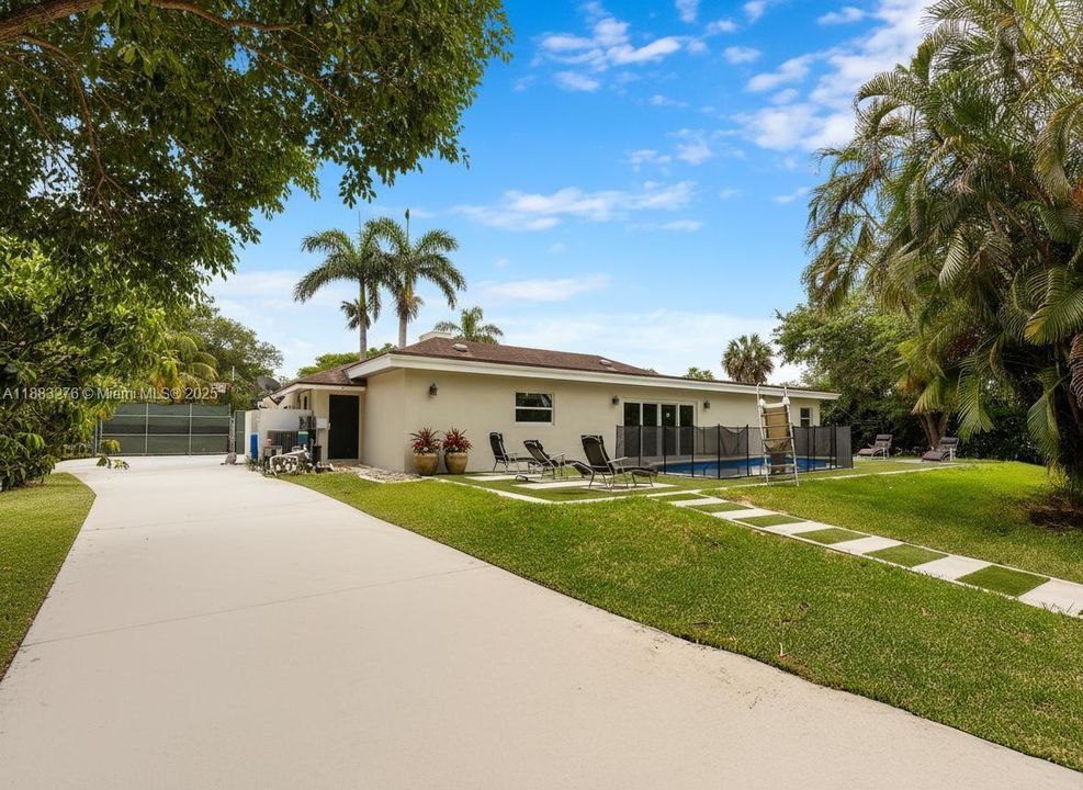 待售: $2,550,000 (6 贝兹, 3 浴室, 5467 平方英尺)