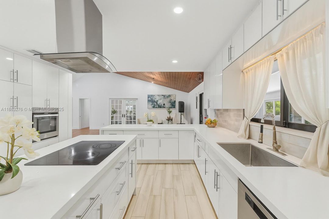 待售: $2,550,000 (6 贝兹, 3 浴室, 5467 平方英尺)