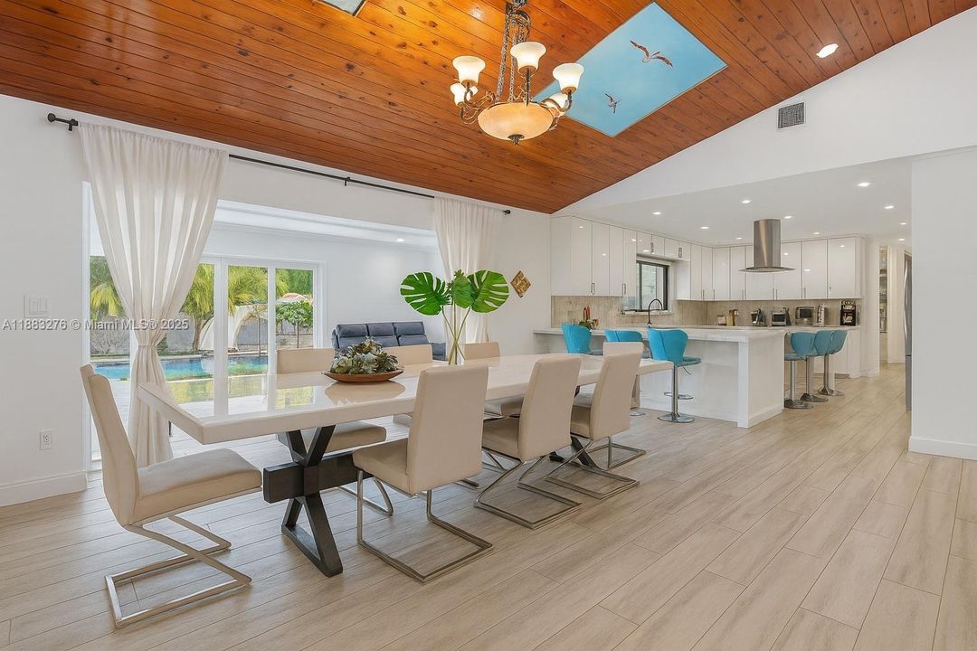 待售: $2,550,000 (6 贝兹, 3 浴室, 5467 平方英尺)