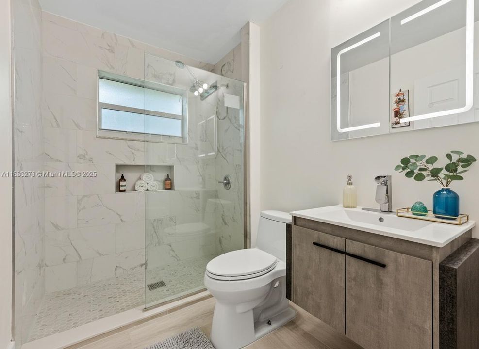 待售: $2,550,000 (6 贝兹, 3 浴室, 5467 平方英尺)