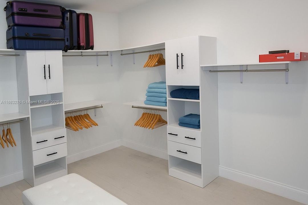 待售: $2,550,000 (6 贝兹, 3 浴室, 5467 平方英尺)