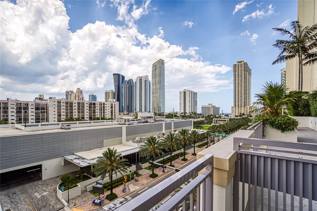 Active With Contract: $1,699,000 (3 beds, 3 baths, 1892 Square Feet)