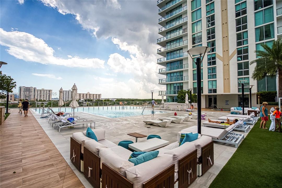 Active With Contract: $1,699,000 (3 beds, 3 baths, 1892 Square Feet)