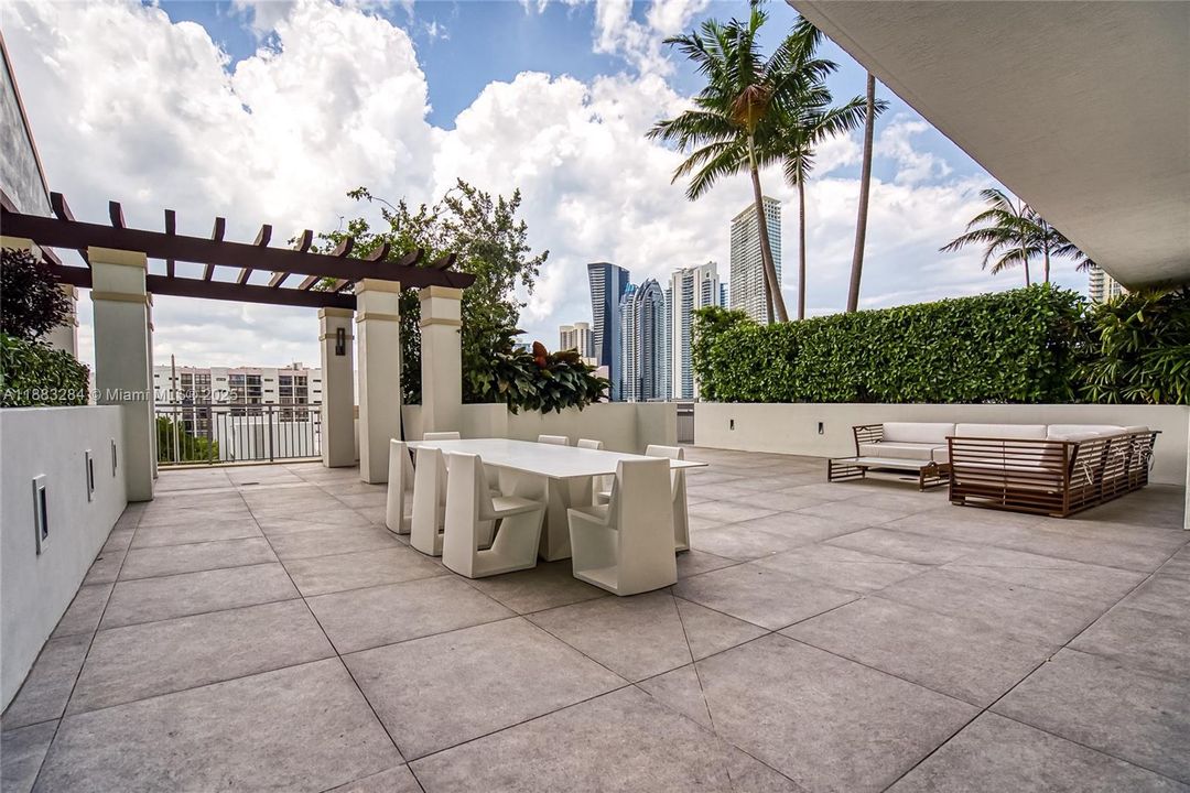 Active With Contract: $1,699,000 (3 beds, 3 baths, 1892 Square Feet)