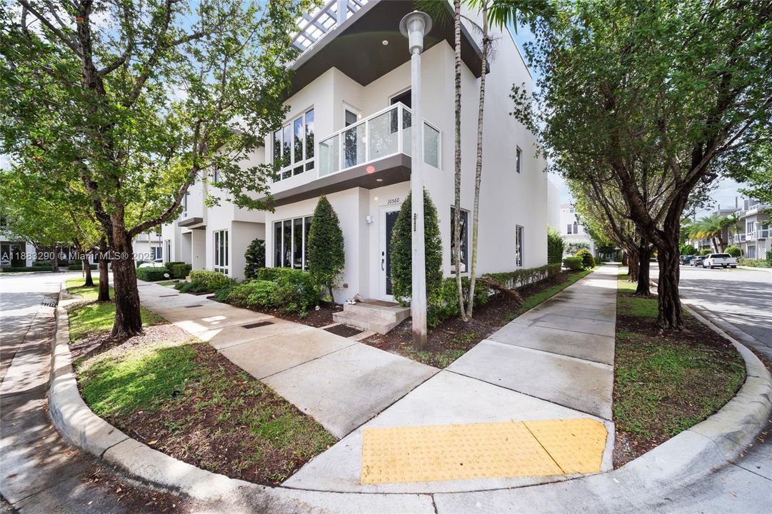 Под контрактом: $5,300 (4 спален, 3 ванн, 2599 Квадратных фут)