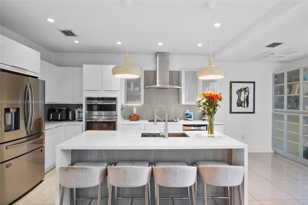 Под контрактом: $5,300 (4 спален, 3 ванн, 2599 Квадратных фут)