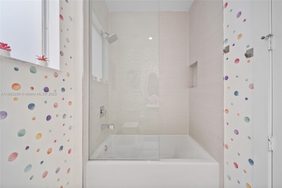 Под контрактом: $5,300 (4 спален, 3 ванн, 2599 Квадратных фут)