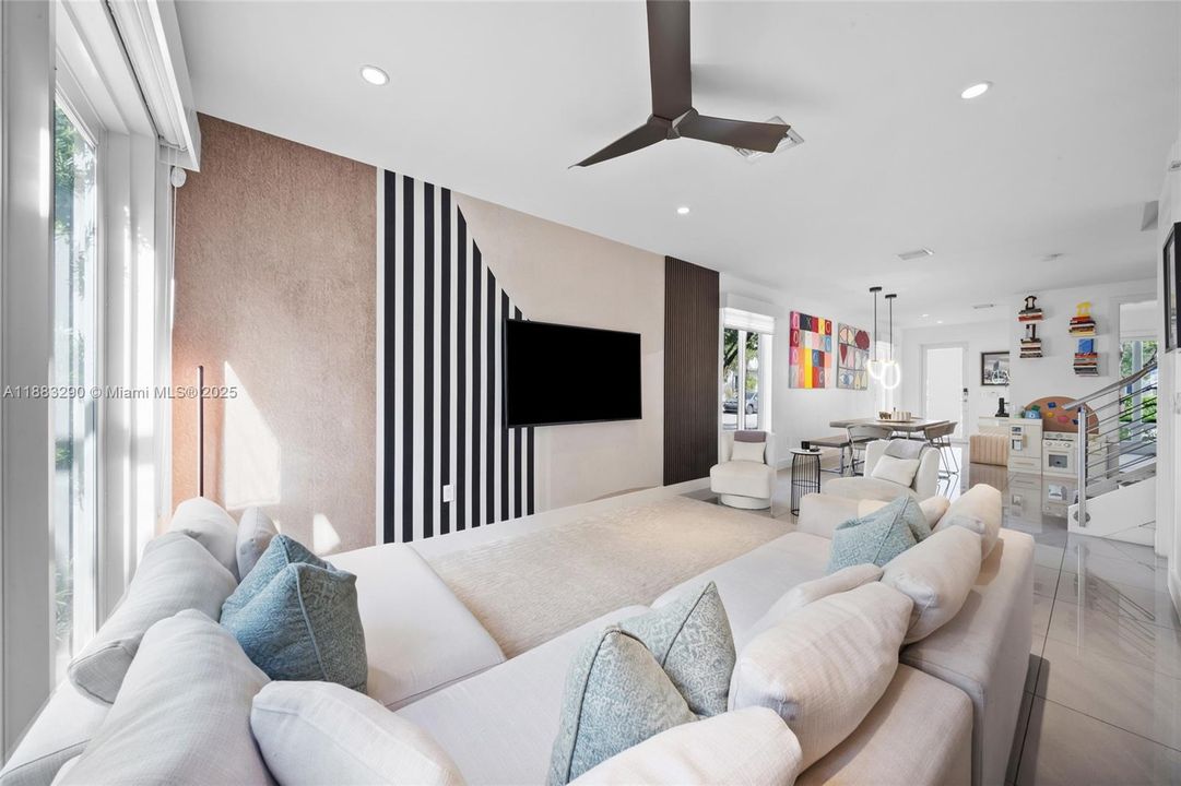 Под контрактом: $5,300 (4 спален, 3 ванн, 2599 Квадратных фут)