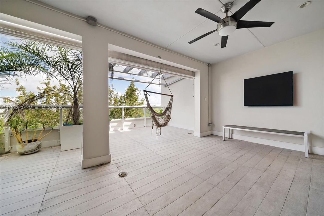 Под контрактом: $5,300 (4 спален, 3 ванн, 2599 Квадратных фут)