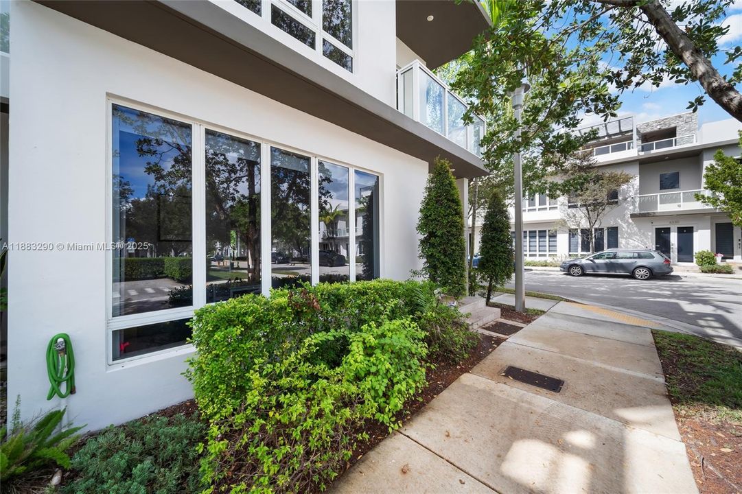 Под контрактом: $5,300 (4 спален, 3 ванн, 2599 Квадратных фут)