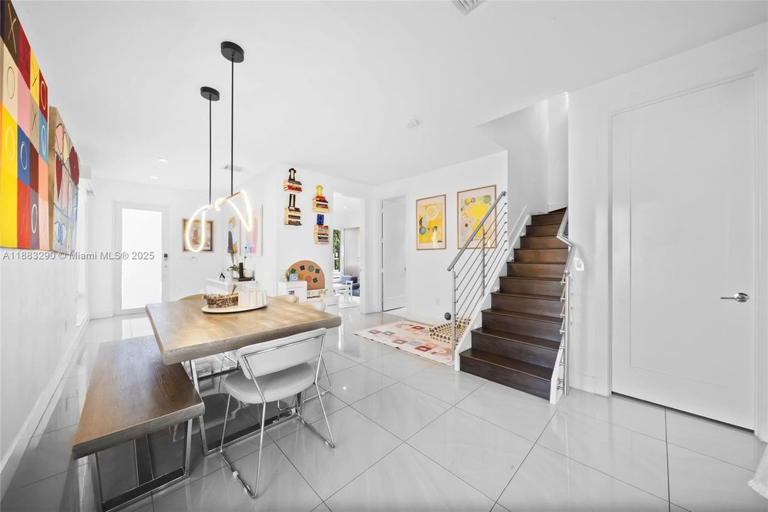 Под контрактом: $5,300 (4 спален, 3 ванн, 2599 Квадратных фут)