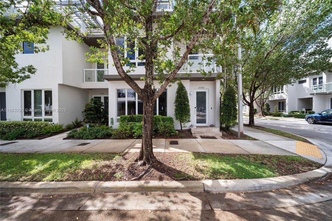 Под контрактом: $5,300 (4 спален, 3 ванн, 2599 Квадратных фут)