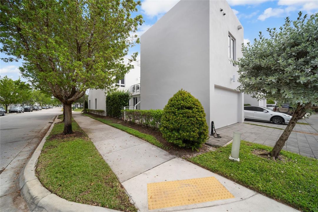 Под контрактом: $5,300 (4 спален, 3 ванн, 2599 Квадратных фут)