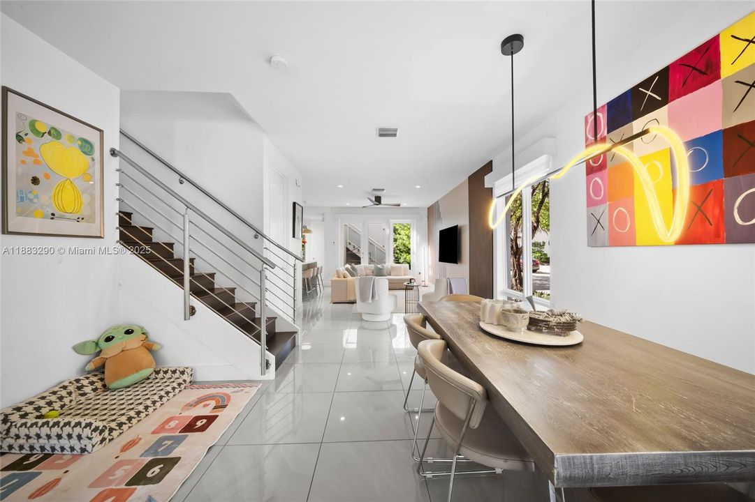 Под контрактом: $5,300 (4 спален, 3 ванн, 2599 Квадратных фут)