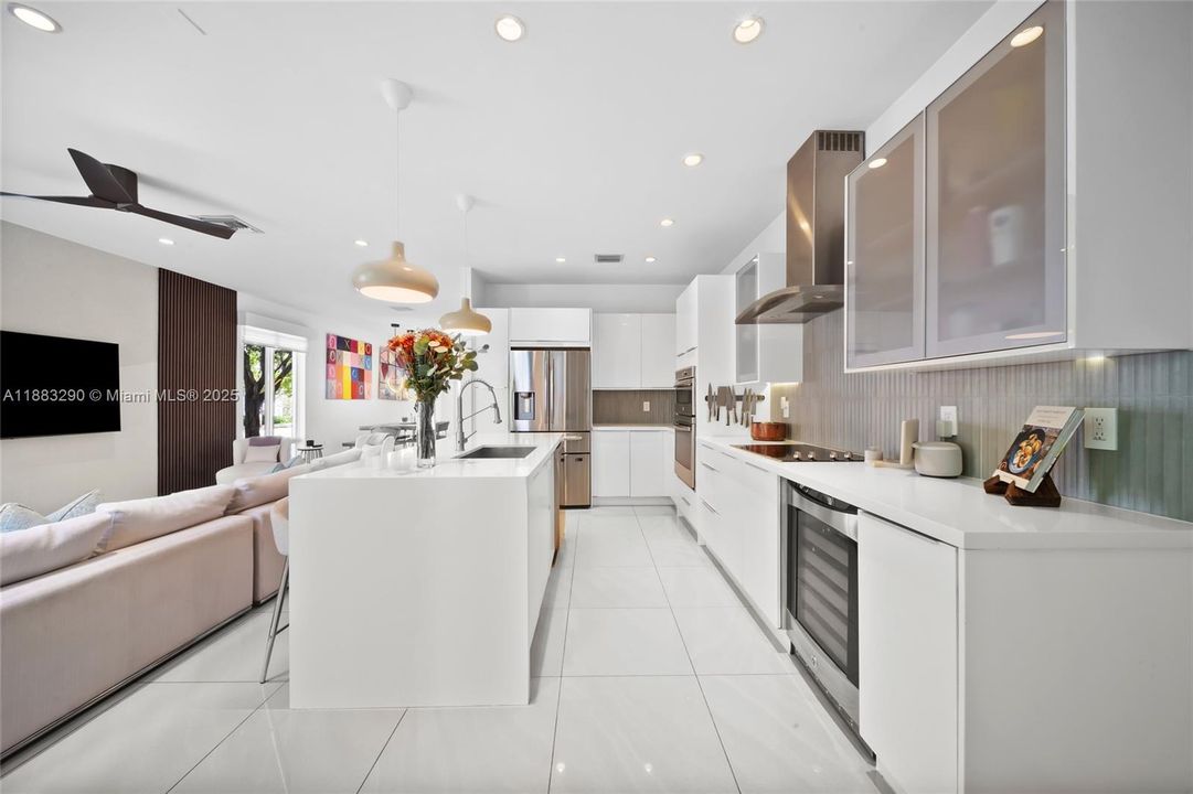 Под контрактом: $5,300 (4 спален, 3 ванн, 2599 Квадратных фут)