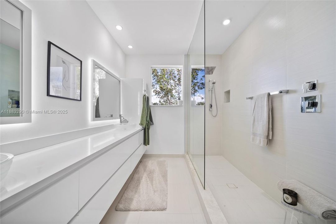 Под контрактом: $5,300 (4 спален, 3 ванн, 2599 Квадратных фут)