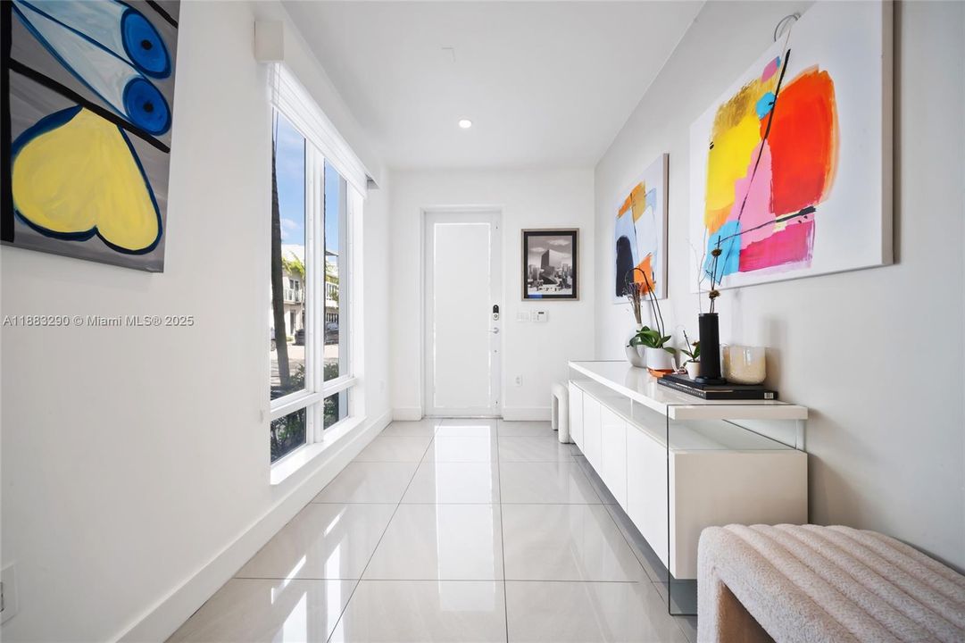 Под контрактом: $5,300 (4 спален, 3 ванн, 2599 Квадратных фут)